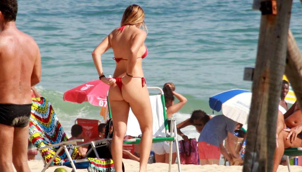 Dona do bumbum que já foi considerado o mais belo da revista Playboy, Jéssica Amaral exibiu no Instagram suas curvas