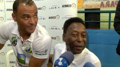 Pelé fala de erro médico que o deixou andando de muleta: 'me recuperando'