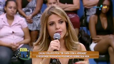 Cacau diz que trocou prótese de silicone quatro vezes