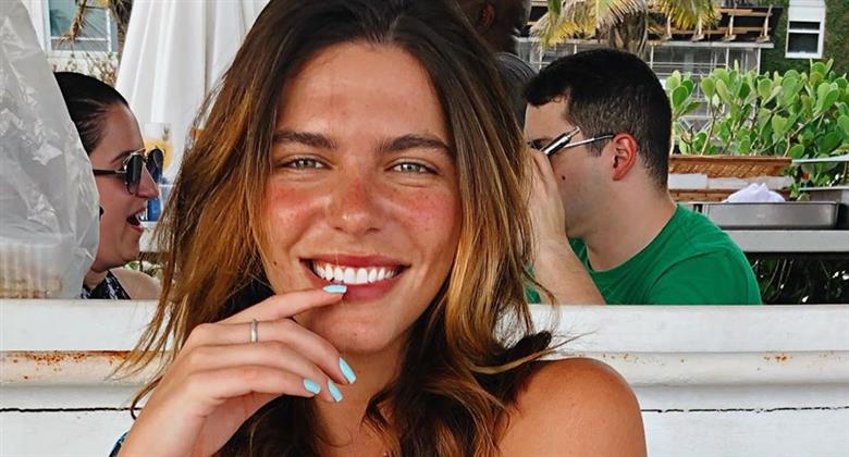 De Biqu Ni Mariana Goldfarb Exibe Curvas Ao Praticar Yoga Na Praia E