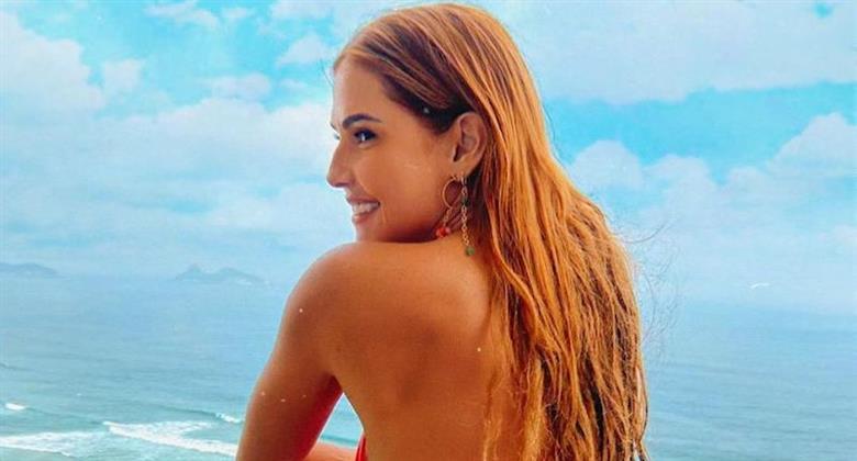 De biquíni Deborah Secco mostra bumbum em foto tirada pelo marido