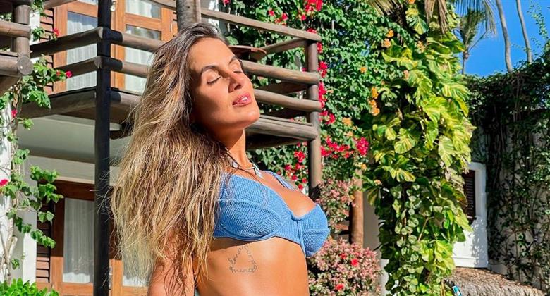 Ex BBB Carol Peixinho exibe corpão definido ao posar de biquíni azul em