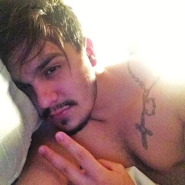 Luan Santana Acorda Tarde E Posa Sem Camisa RedeTV