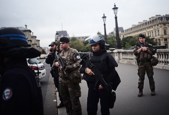 Perto de Notre-Dame | 4 agentes morrem esfaqueados em ataque ao comando da polícia em Paris