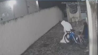 Ladrão-Fantasma? Criminoso usa lençol para esconder identidade e furtar bicicletas no Rio; Veja o vídeo