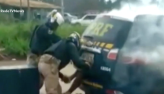 Vídeo mostra policial jogando gás dentro da viatura
