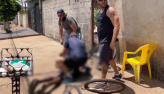 Policiais utilizam bicicletas e prendem jovem em flagrante