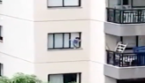 Vídeo flagra criança pendurada em janela de apartamento em Niterói, RJ