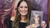 Susana Vieira recebe carinho de famosos em noite de autgrafos de seu livro