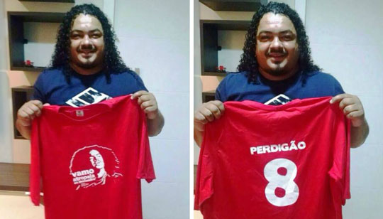 Além de comentar e compartilhar conteúdo de amigos, o ex-volante do Corinthians exibe sua nova linha de camisas