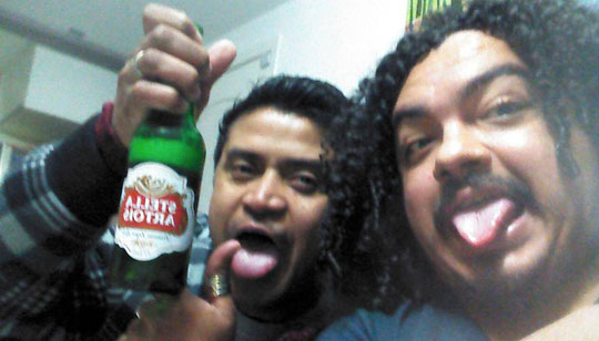 Nesta foto, duas paixões de Perdigão: o amigo Adriano Gabiru e a cerveja