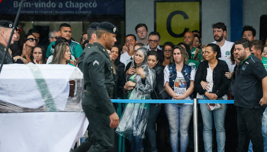 Multidão acompanha despedida de jogadores da Chapecoense
