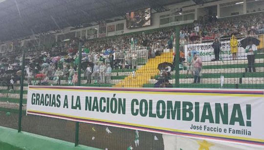 Público lota Arena Condá, onde é realizado o velório, e agradece povo colombiano