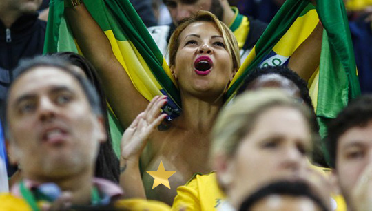 Conhecida como musa do Vasco, Bianka Cabral acompanhou a vitória da seleção brasileira por 3 a 0 sobre o Paraguai e aproveitou para mostrar seus atributos