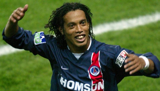 Ronaldinho foi outro que teve passagem rápida pelo PSG. Foram apenas duas temporadas na França, sem a conquista de nenhum grande troféu por lá
