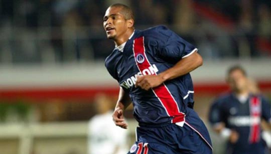 Antes de ser campeão do mundo pelo São Paulo, Aloísio Chulapa foi destaque do Francês pelo Saint-Etienne. As boas atuações o levaram ao PSG, onde foi companheiro de Ronaldinho Gaúcho