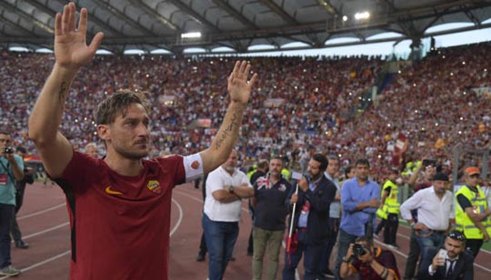 Já o meia italiano Francesco Totti, ídolo da Roma, decidiu parar aos 40 anos