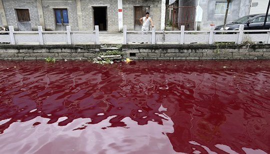 Rio amanhece vermelho na China e assusta moradores