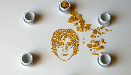 Americana homenageia ídolos com arte à base de pizza, café e flocos de milho