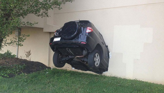 Carro invade prédio e fica 'cravado' em parede nos EUA