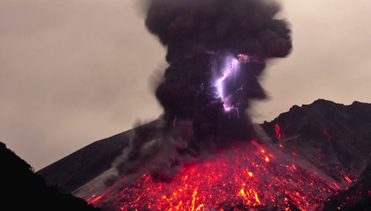 Homem captura momento em que vulcão entra em erupção com relâmpagos