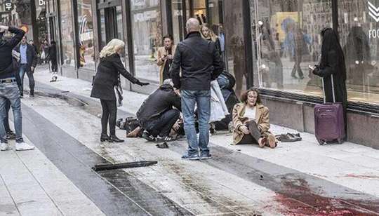 Um caminhão atingiu nesta sexta-feira (7) uma multidão no centro de Estocolmo, na Suécia, matou três pessoas e deixou várias feridas