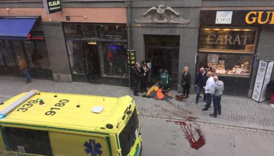 Um caminhão atingiu nesta sexta-feira (7) uma multidão no centro de Estocolmo, na Suécia, matou três pessoas e deixou várias feridas