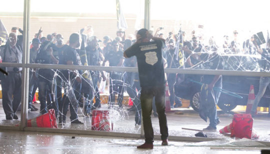 Um grupo de sindicalistas do setor de segurança pública realizou uma tentativa de invasão nesta terça-feira (18) no Congresso Nacional como parte de um protesto contra a reforma da Previdência proposta pelo governo Michel Temer