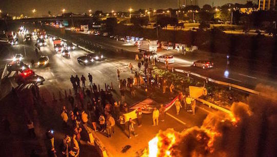 Manifestantes queimam pneus e bloqueiam trecho da Marginal Tietê, em São Paulo