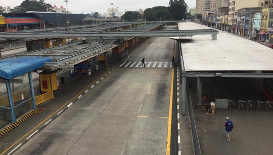 Terminal de ônibus Parque Dom Pedro II permanece vazio durante a greve geral em São Paulo.