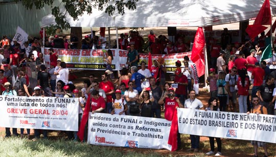 Manifestantes contra as reformas sociais na Esplanada dos Ministérios.