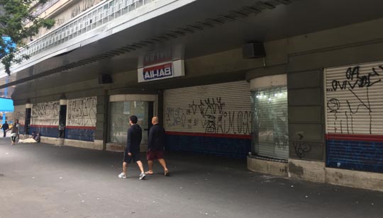 Lojistas fecham suas portas no centro de São Paulo.
