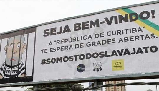 Placa contra Lula instalada em Curitiba - Foto: Twitter/@lordetalia