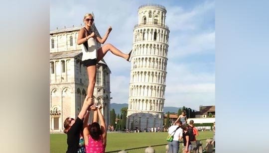 Um dos pontos turísticos mais famosos do mundo, a Torre de Pisa atraí para a cidade italiana milhares de turistas todos os anos determinados em criar versões cada vez mais memoráveis para as fotografias ao lado da construção inclinada.