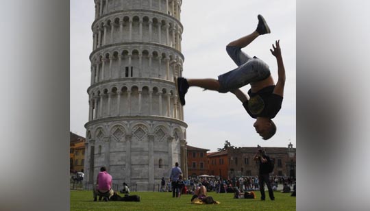 Um dos pontos turísticos mais famosos do mundo, a Torre de Pisa atraí para a cidade italiana milhares de turistas todos os anos determinados em criar versões cada vez mais memoráveis para as fotografias ao lado da construção inclinada. 