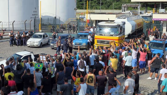 Caminhão-tanque é escoltado por Forças Armadas para abastecer BRT no Rio