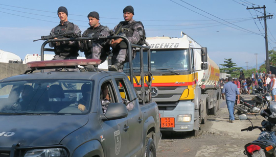 Caminhão-tanque é escoltado por Forças Armadas para abastecer BRT no Rio