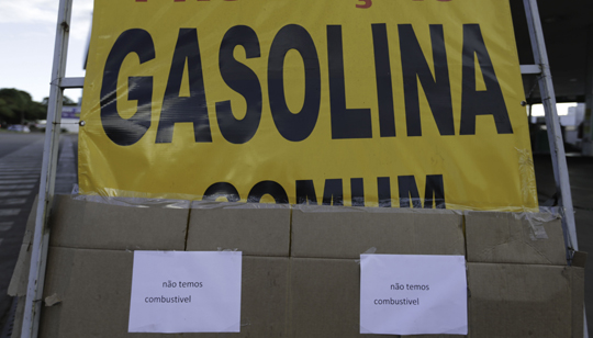 Cartaz informa falta de combustível em posto em Brasília