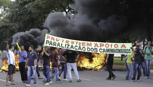 Feirantes em protesto a favor da greve dos caminhoneiros em frente ao Ceasa-DF