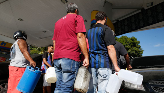 Motoristas fazem fila para comprar combustível em São Cristóvão, na zona norte do Rio, nesta segunda (28)