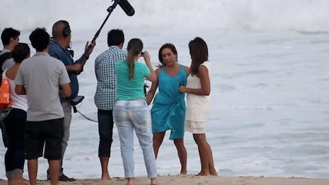 Cissa Guimares e Dira Paes so vistas em gravao na praia