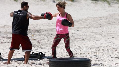 Giovanna Ewbank treina na praia com personal trainer sarado