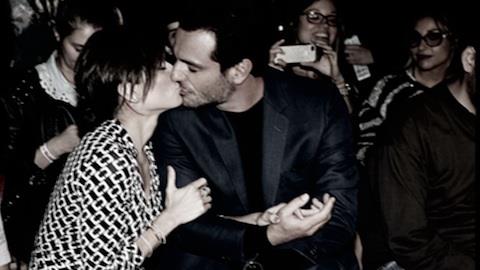 Deborah Secco e Rodrigo Lombardi trocam beijos na SPFW