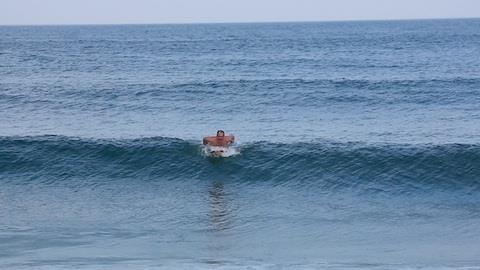 Humberto Martins tenta surfar, mas o mar o trapaceia