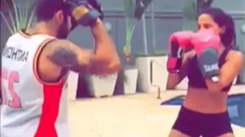 Anitta aplica golpes com shortinho sexy