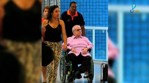 J Soares usa cadeira de rodas em aeroporto
