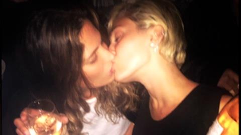 Miley Cyrus beija mulher aps fim de relacionamento
