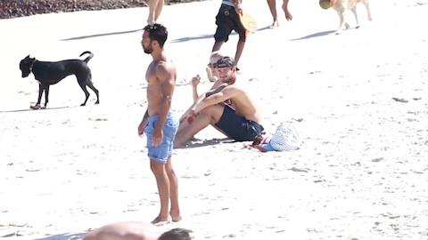 Fiorella Mattheis e Alexandre Pato levam cachorro  praia