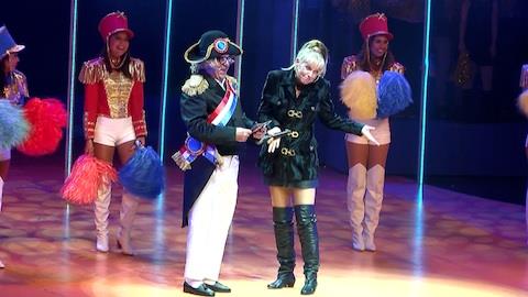 Xuxa canta 'ilari' em musical do Chacrinha e 'alfineta' Globo