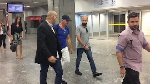 Antonio Banderas conversa com paparazzo ao desembarcar no RJ